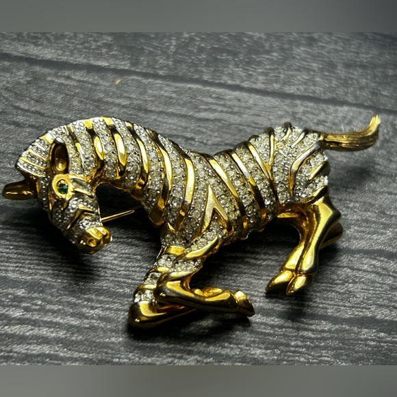 Stunning Gold Tone Horse Brooch with Crystals and Emerald eye - Picture 6 of 8